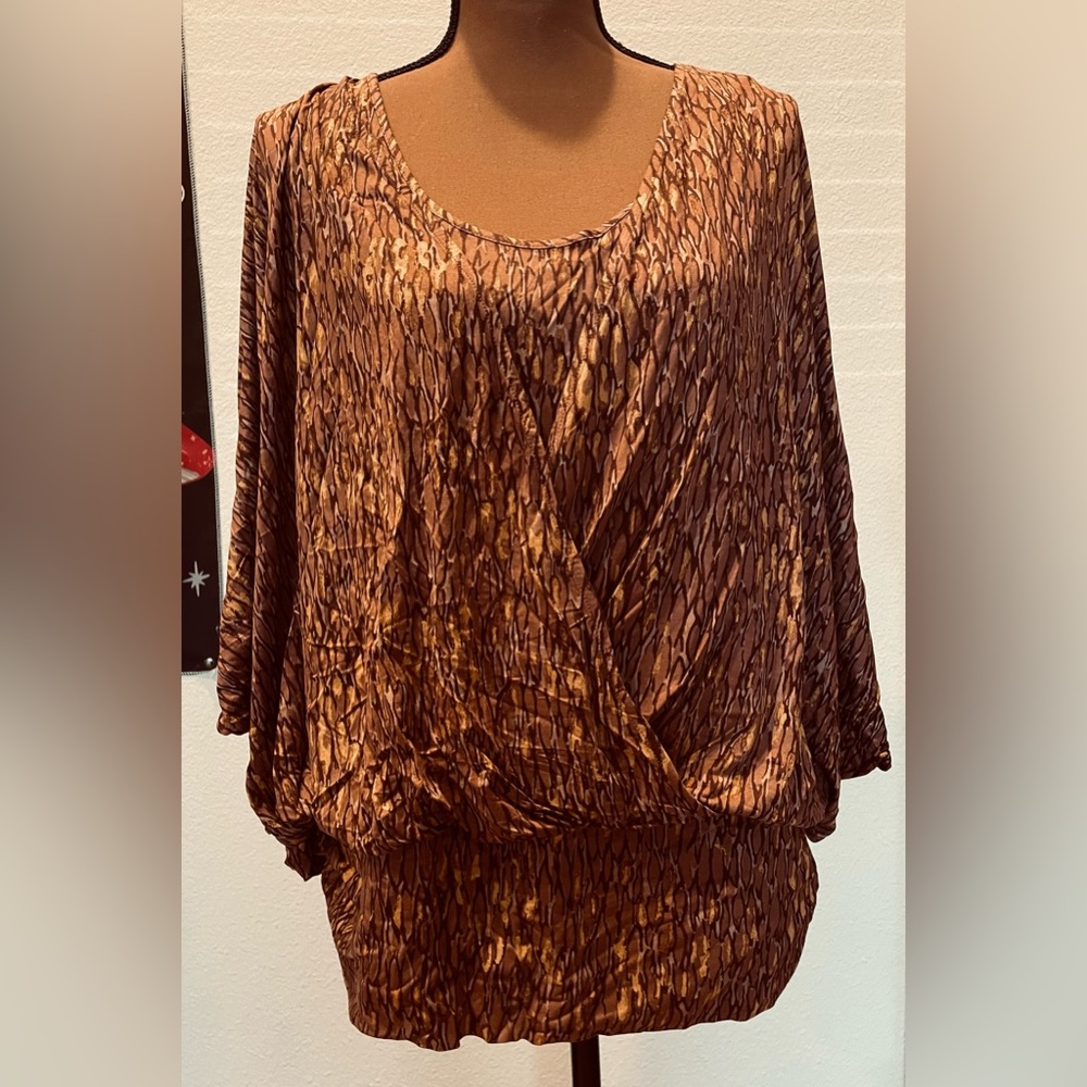 The Muses Lounge. Knit top with banded bottom. Large. NWOT.